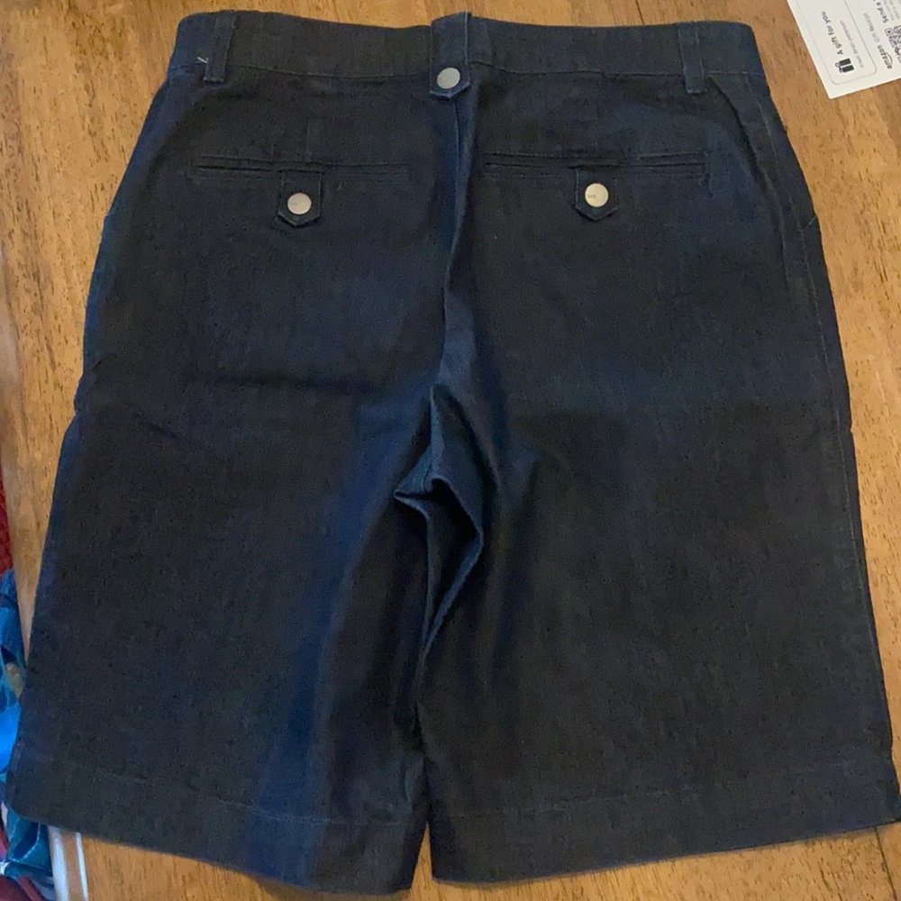 Lee - Picture 2 of 3